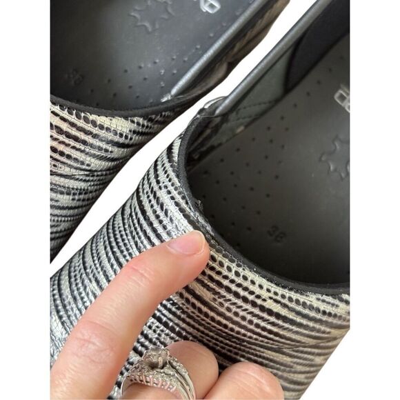 Dansko Black Sliver Tooled Leather Clog Shoes Size 38 US 7.5 8 Slip On Comfort - Picture 9 of 11